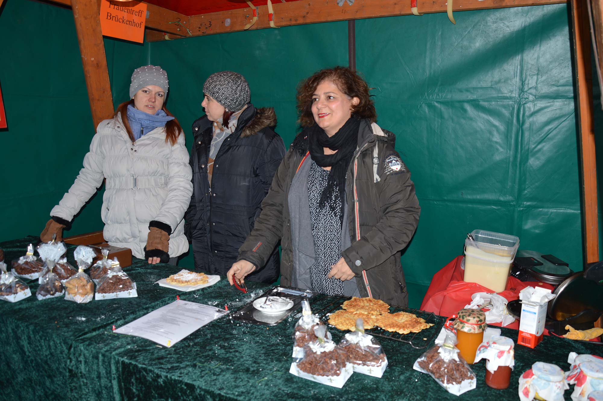 28. November, Oberzwehrener Adventsmarkt, Stand Frauentreff Brückenhof mit Weihnachtsgebäck